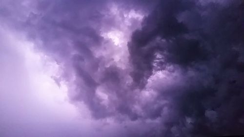 Moisture and electricity make amazing light shows. (C) 1inawesomewonder.